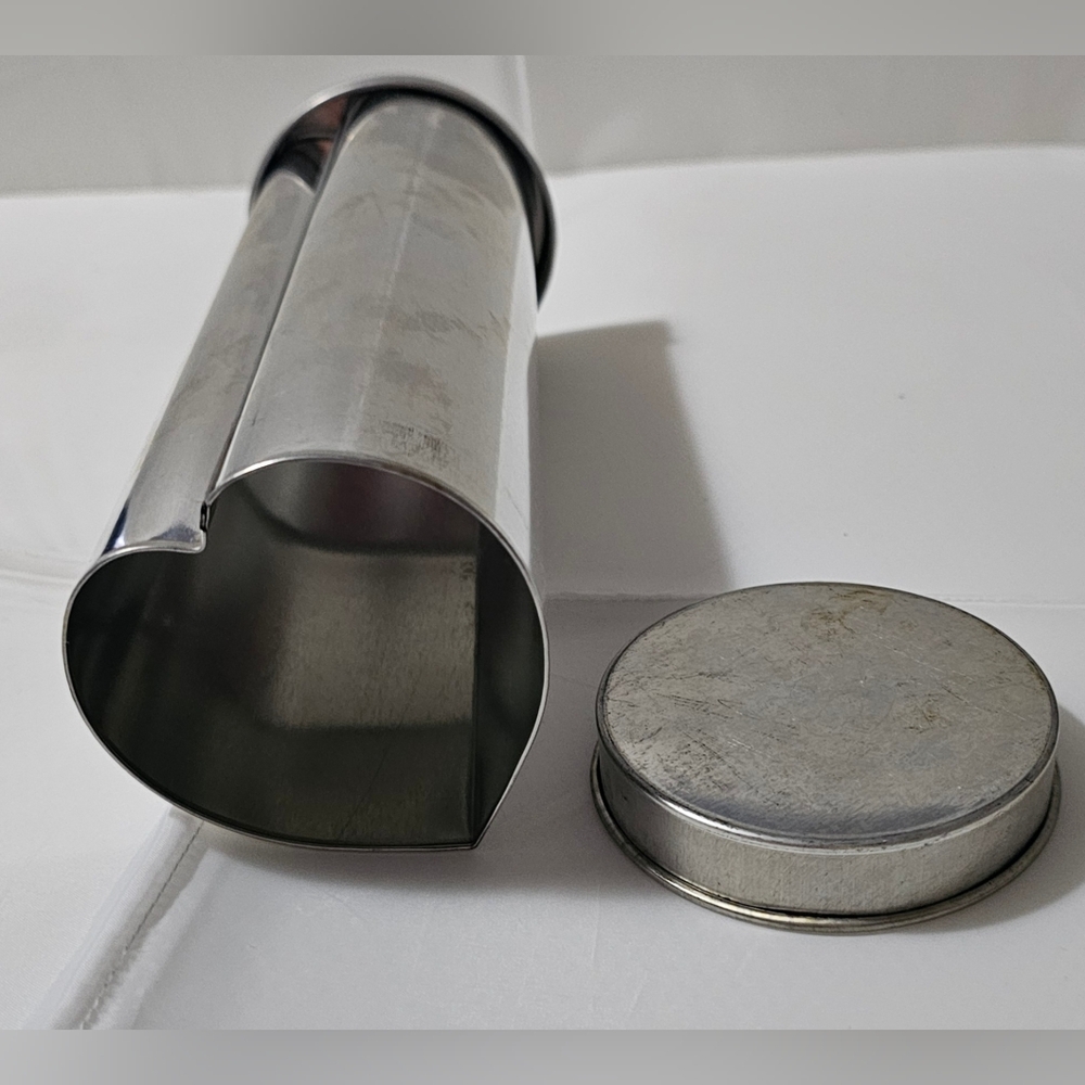 Vintage Pampered Chef Heart Bread Tube - Silver - Picture 3 of 5